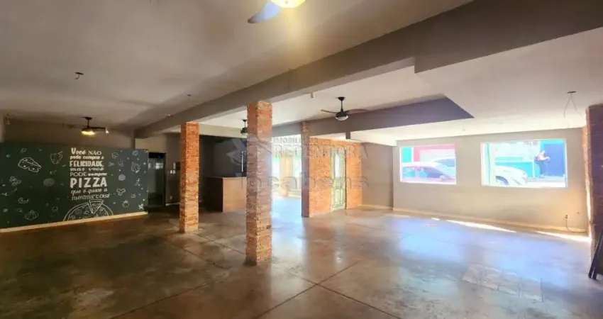 Casa comercial para locação localizada na Vila Redentora com 2 banheiros com acessibilidade.