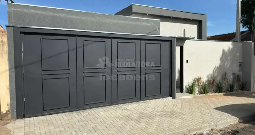 Casa com 03 dormitórios, área de lazer com churrasqueira e piscina no bairro parque celeste.