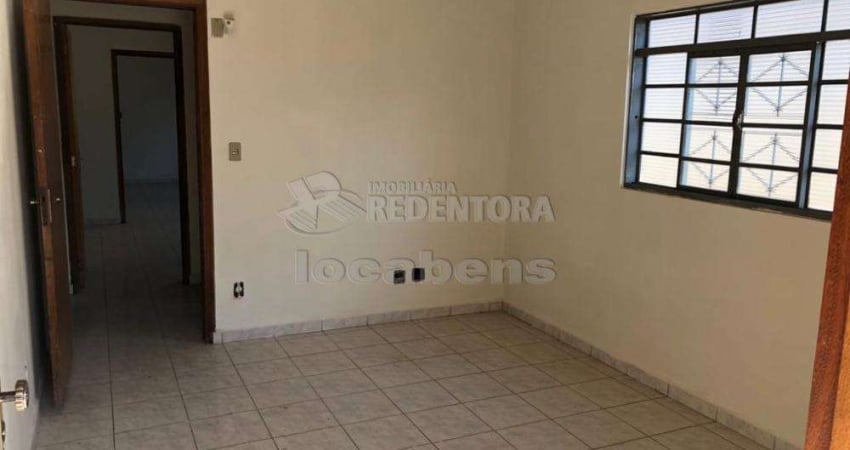 Casa  localizada no Jardim Yolanda com 03 dormitórios.