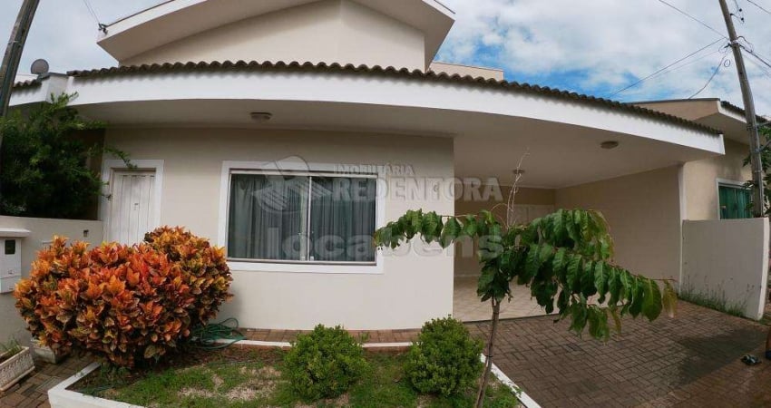 Casa de 03 dormitórios e 04 vagas de garagem no bairro Jardim Seyon