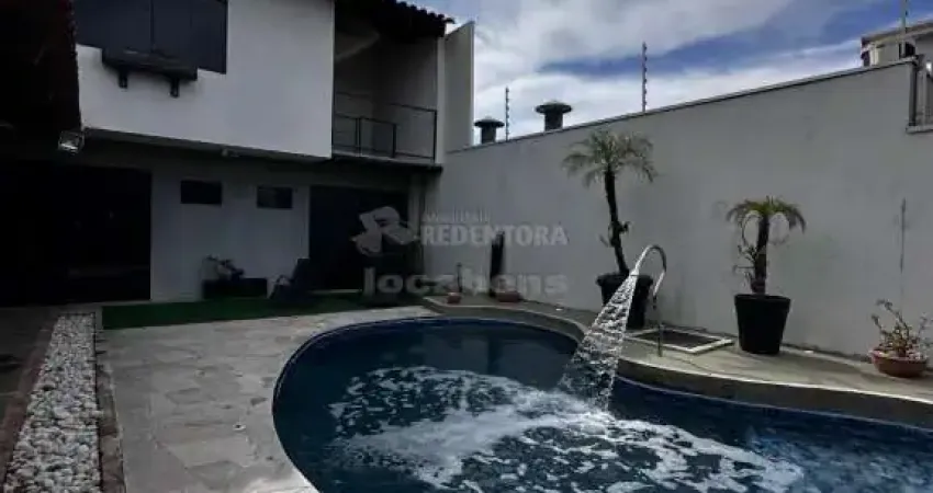 Casa com mezanino no Jardim Morumbi, 04 dormitórios, área de lazer com piscina.