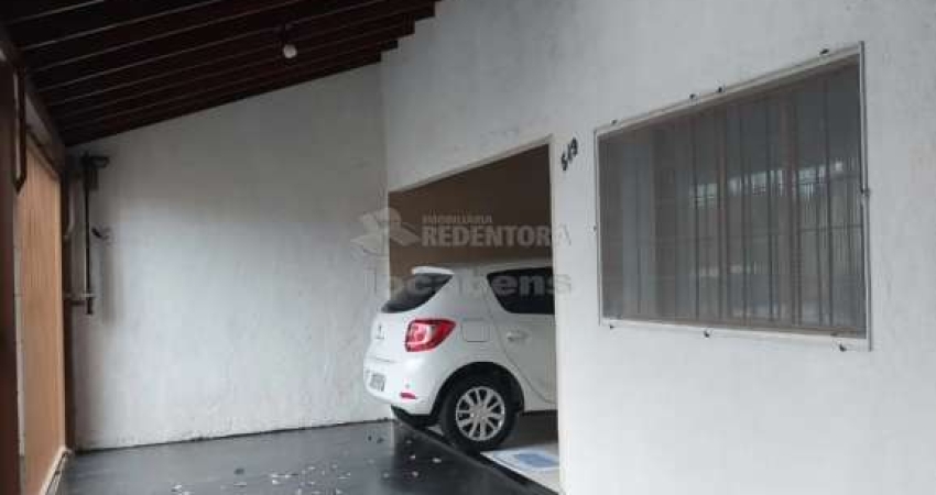 Vila Ipiranga Casa de 03 dormitórios, com 02 vagas de garagem.