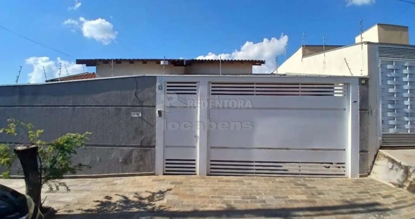 Casa com 02 dormitórios, 02 vagas de garagens no bairro Menezes I.