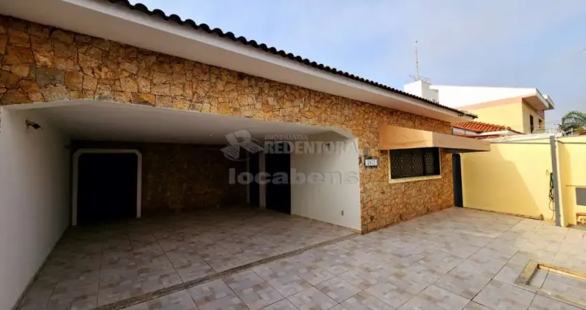 Casa com 04 Dormitórios, 04 vagas de garagens no bairro Parque Industrial.