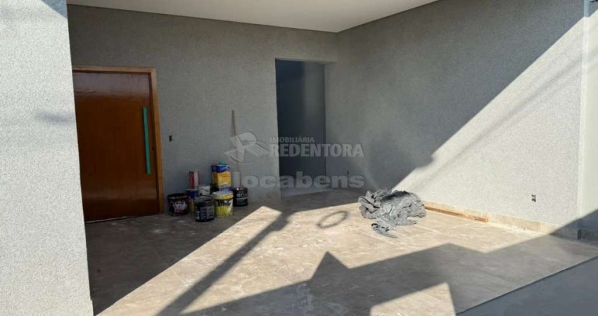 Casa no Residencial Colina Azul com 03 dormitórios sendo 01 tipo apartamento.