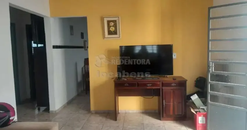 Casa padrão no centro com 03 dormitórios e 03 vagas de garagem.