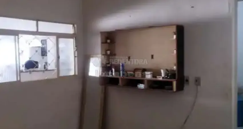 Casa com edícula no Jardim Nunes de 02 dormitórios e 02 vagas de garagem.