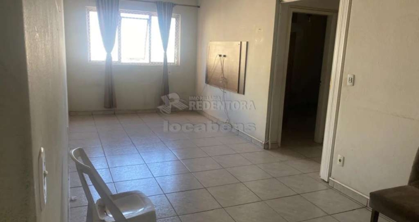 Apartamento no centro de 02 dormitórios, com 01 vaga de garagem.