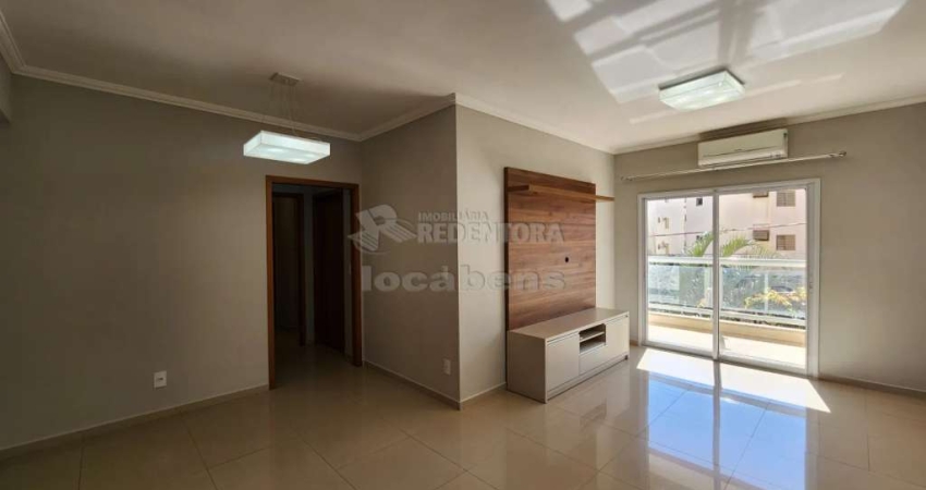Apartamento de 02 dormitórios todos com armários e sacada no bairro Jardim Ouro Verde.