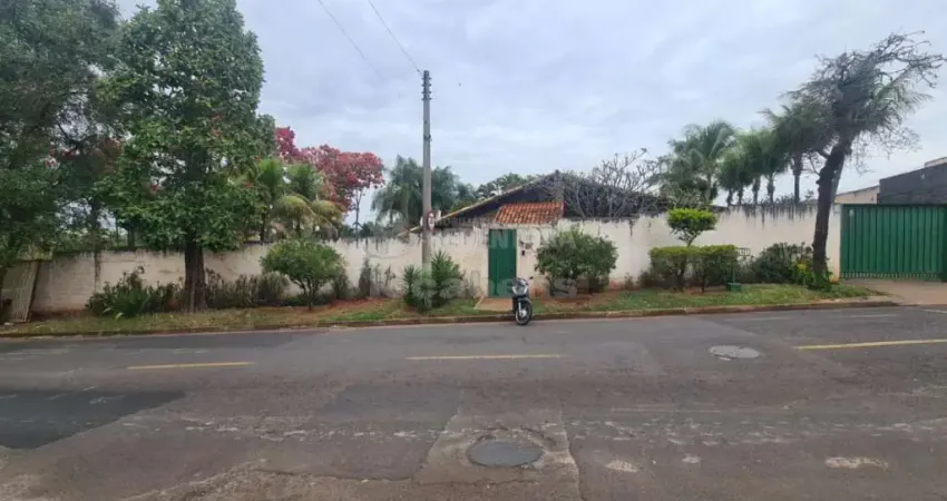 Chácara com 03 Dormitórios, 02 vagas de garagens no bairro Jardim Felicidade.