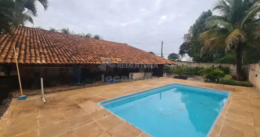 Chácara com 03 Dormitórios, 02 vagas de garagens no bairro Jardim Felicidade.