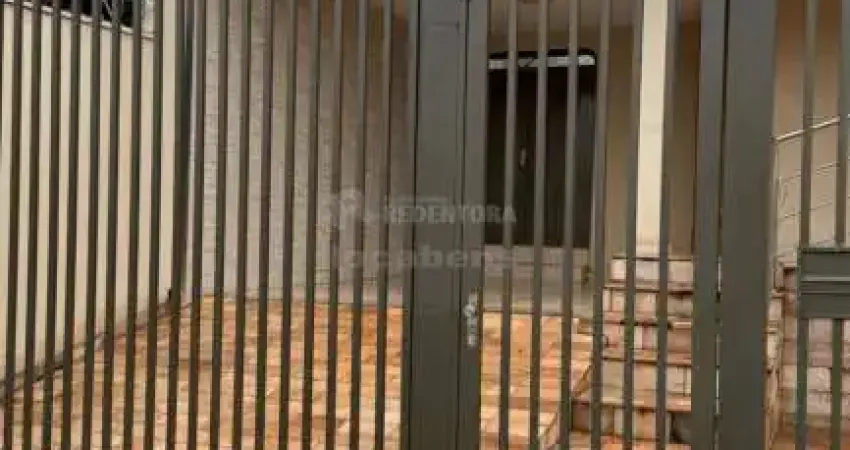 Casa com 03 dormitórios sendo 01 suíte, banheiro social com gabinete, sala de tv, sala de jantar, cozinha planejada, varanda com pia, armário e ventilador, lavanderia, quintal e dispensa.