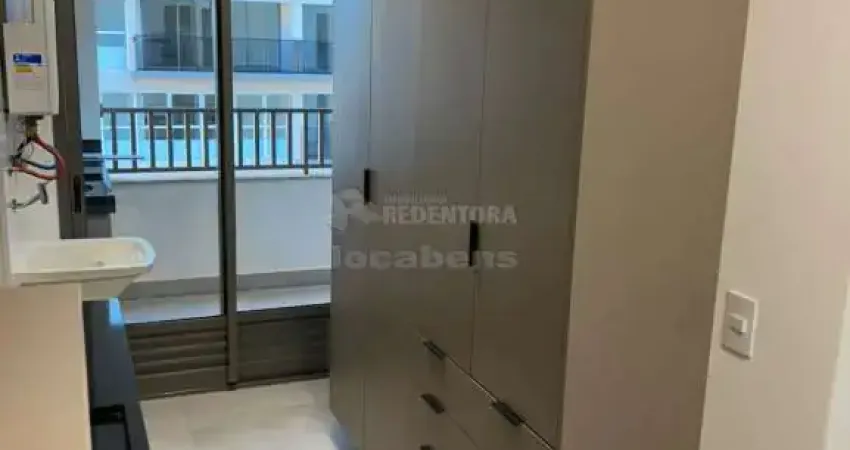 Apartamento localizado no Jardim Paulistano com 2 suites e sacada.