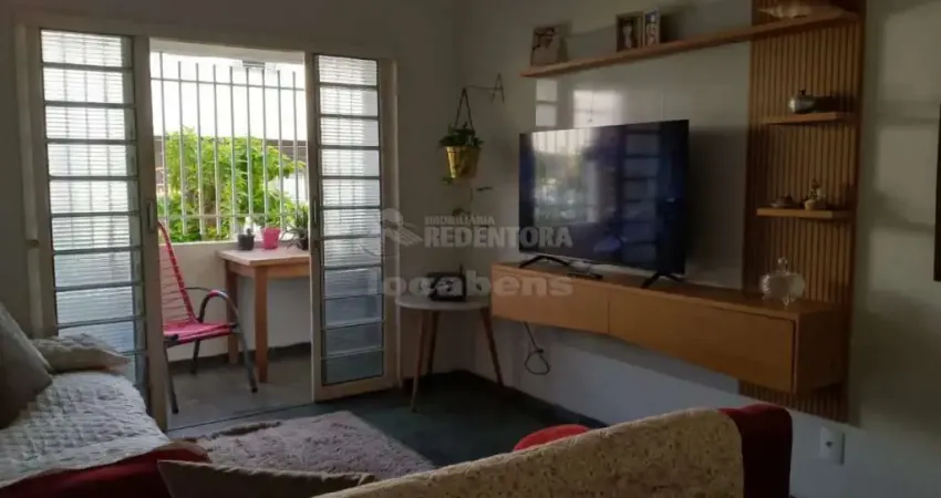 Apartamento no Jardim Bordon, 02 dormitórios com armários sendo 1 tipo apartamento.