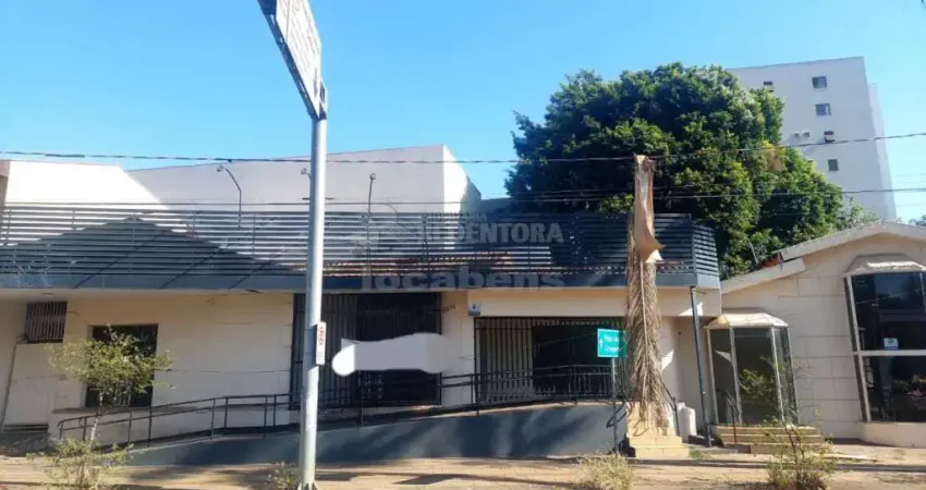 Casa comercial na Avenida Doutor Alberto Andaló com 06 dormitórios.