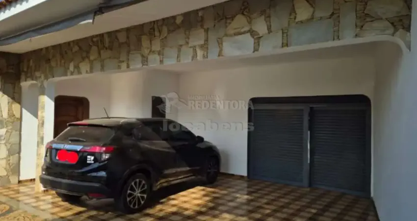 Jardim Estrela Casa de 03 dormitórios sendo 1 tipo apartamento, área gourmet com piscina.