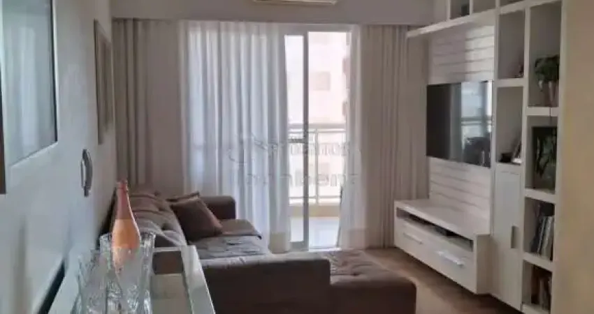 Apartamento localizado no edificio lumiar plaza com armarios planejados e ar condicionado.