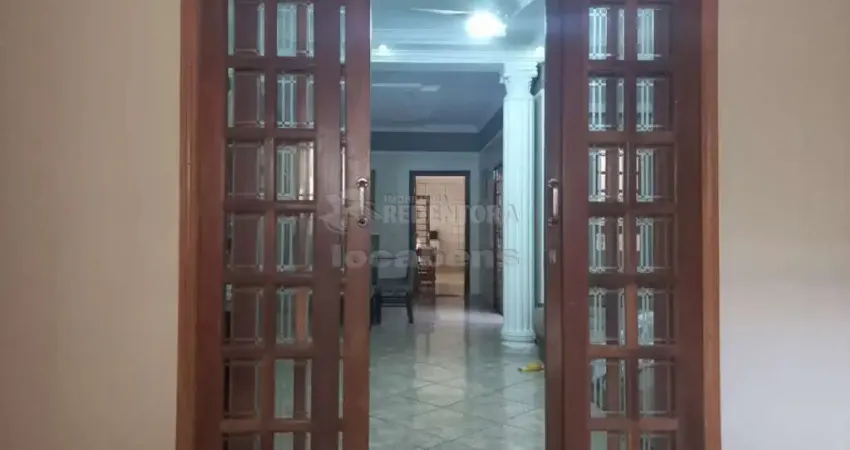 Casa padrão localizado no bairro arque das flores/jardim urupês com área gourmet e escritorio.