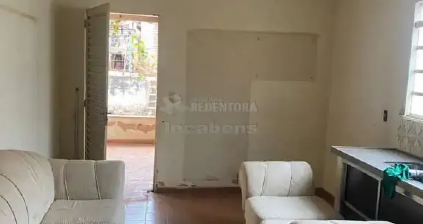 Casa no parque estoril com 2 dormitórios e 03 vagas de garagem.