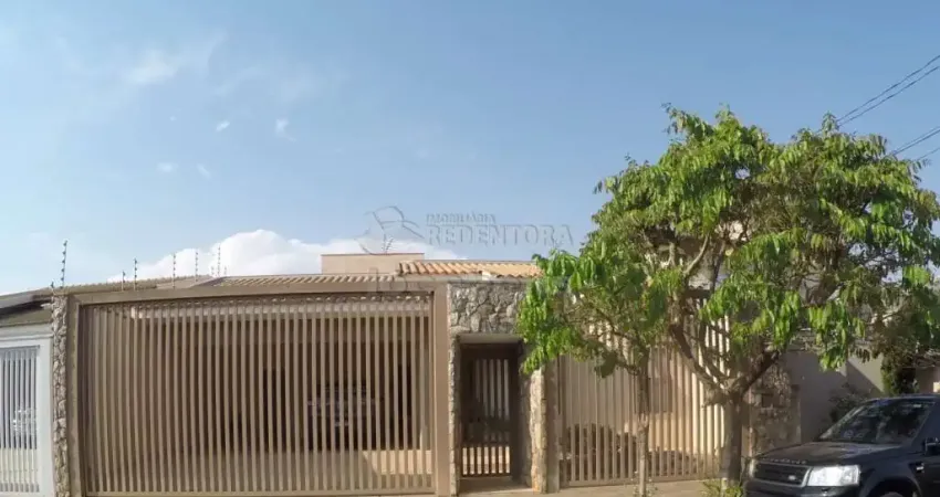 Casa na região leste de são josé do rio preto, com 03 quartos e 03 banheiros e área ampla nos fundos, incluindo piscina e churrasqueira.