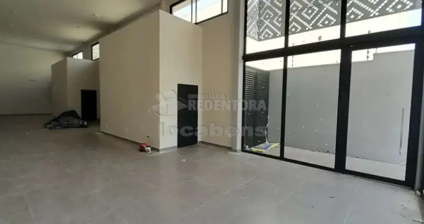 Salão comercial com pé direito alto e banheiros com acessibilidades.