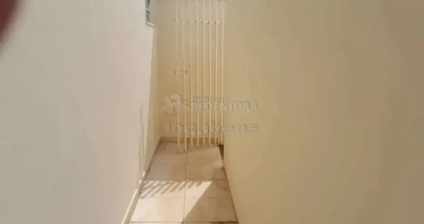Casa residencial ou comercial com 03 dormitórios e 04 vagas de garagem.