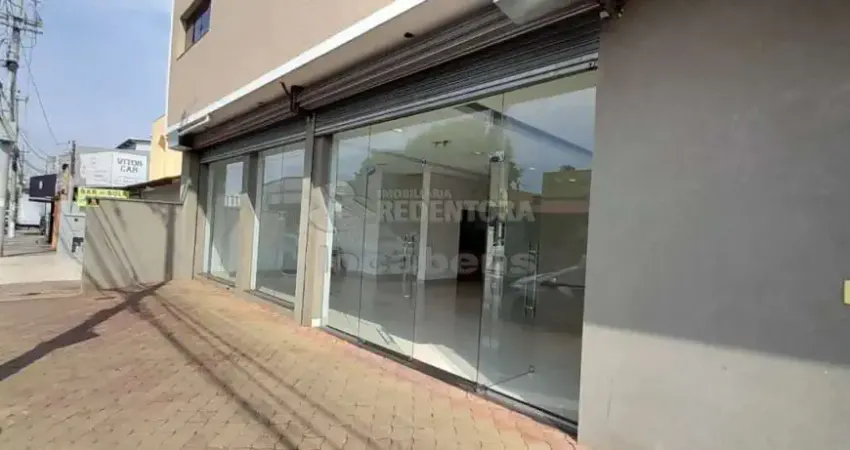 Salão comercial para locação com porta automatizada na esquina da rua pedro amaral.