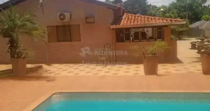 Casa localizada na estancia bacuri com cozinha planejada e area gourmet.