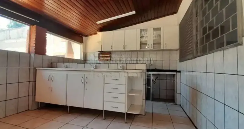 Casa padrão para locação ou venda com 02 dormitórios no bairro parque das aroeiras ii