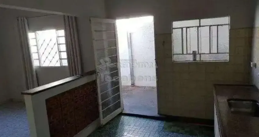 Parque industrial casa de 03 dormitórios com 02 vagas de garagem.