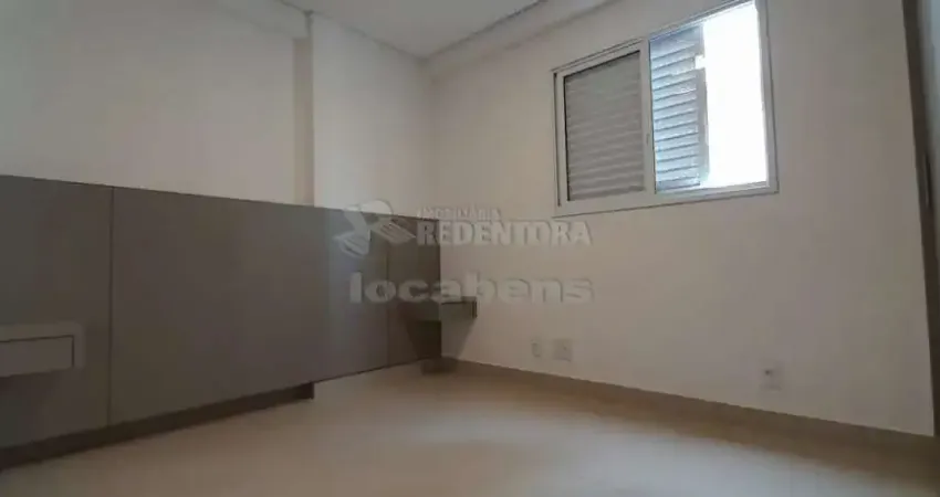 Apartamento localizado no centro com armários e ar-condicinado.