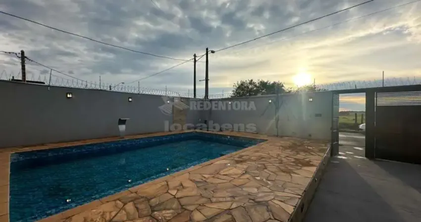 Casa com 2 dormitórios com ares condicionados vagas de garagem e piscina
