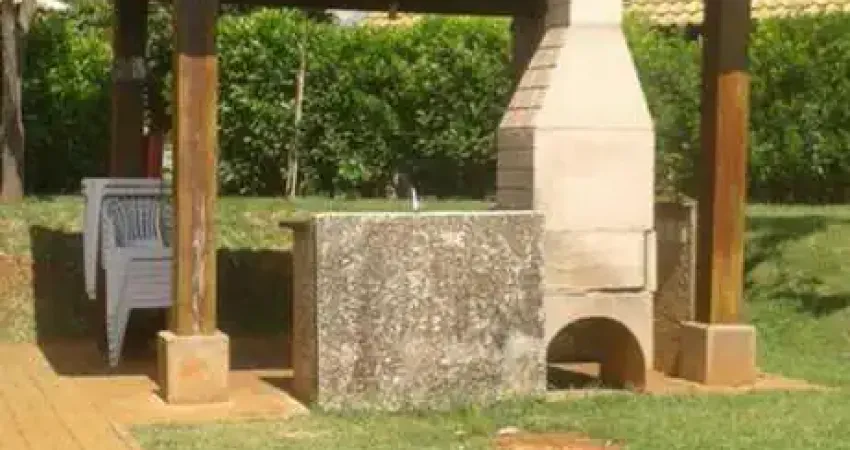 Apartamento terreo localizada no condominio são judas tadeu com ampla varanda.