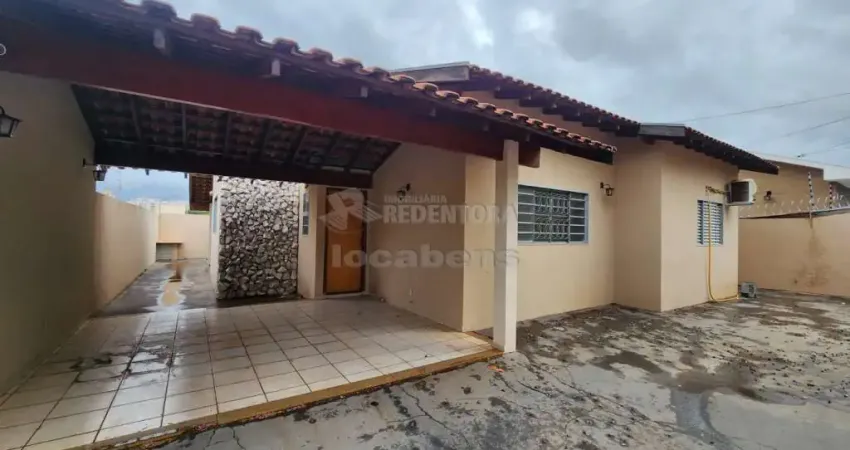 Santos dumont, casa com 03 quartos sendo 01 tipo apartamento.