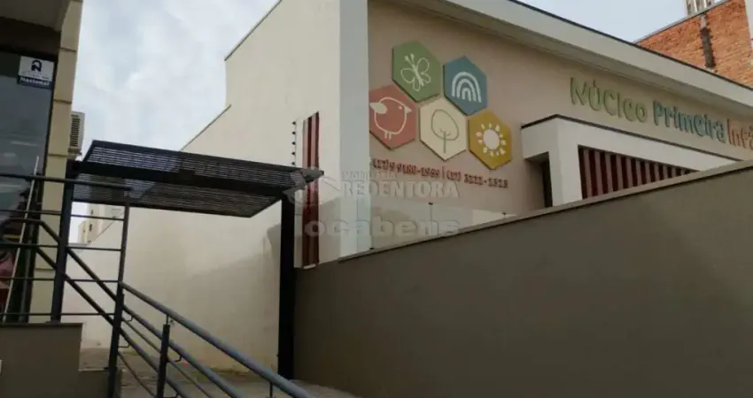 Casa nos fundos com 5 salas comerciais, acessibilidade e 1 garagem