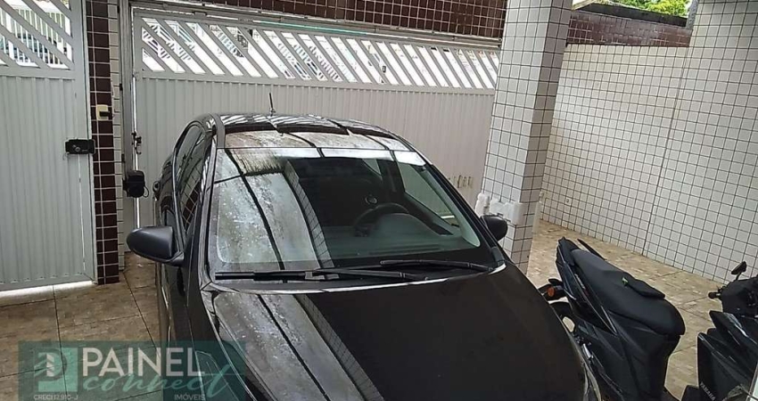 *CENTRO SÃO VICENTE* Sobreposta alta    210 m²  Quintal com estrutura para piscina. Pequeno lavabo no quintal com ducha do lado de fora. 3 dormitórios grandes sendo: 1 suíte com closet, armário embuti