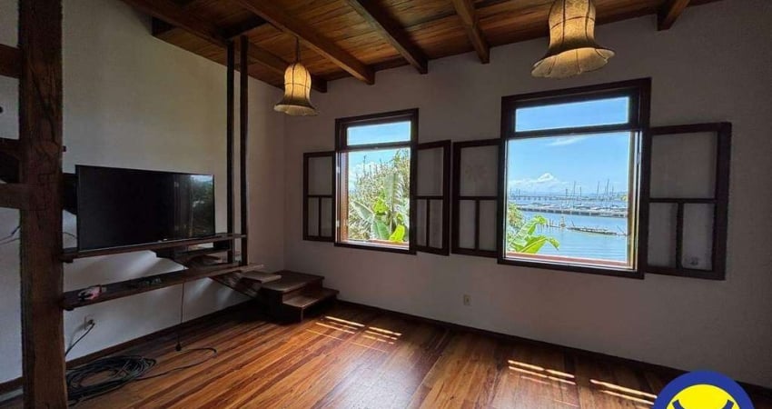 Casa com 04 dormitórios no Centro
