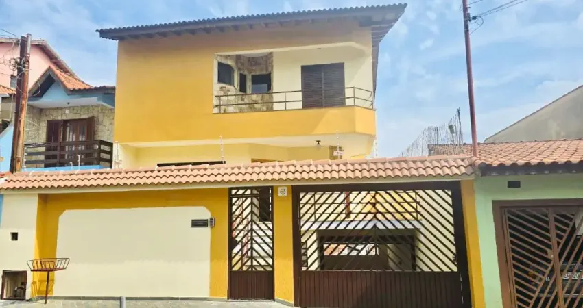 Lindo Sobrado para venda possui 420 metros quadrados com 4 quartos