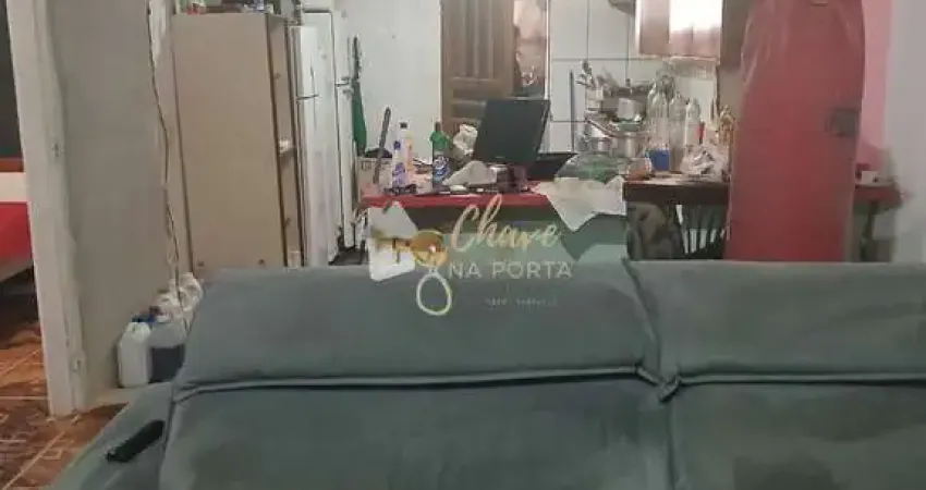 Casa com amplo terreno à venda na Cidade Ipava com 1 Dormitório