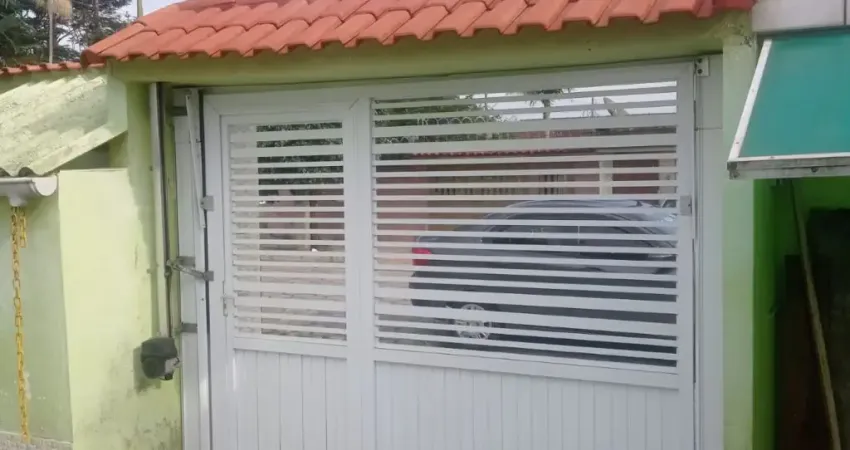 Casa com piscina, área gourmet e garagem para seis carros