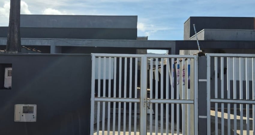 Casa com 2 dormitórios sendo uma suíte, garagem , quintal