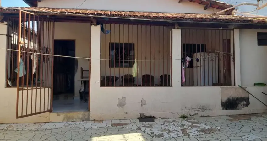 Casa com 4 quartos à venda na Rua Florentino Chaves, S/n, Centro, Luziânia