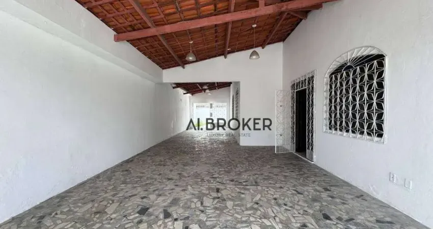 Na Cidade dos Funcionário Casa com 3 dormitórios, 253 m² - venda por R$ 990.000 ou aluguel por R$ 5.716/mês - Cidade dos Funcionários - Fortaleza/CE