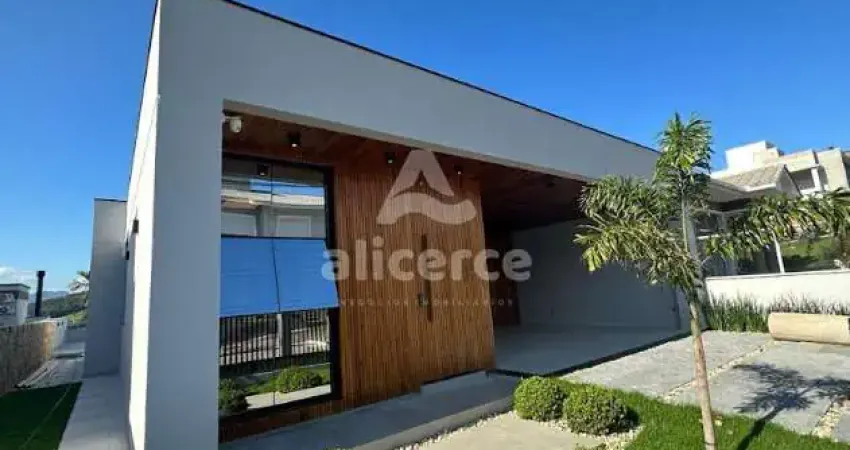 Viva com Estilo! Casa com Piscina de Borda Infinita e 3 Dormitórios na Pedra Branca - Palhoça/SC