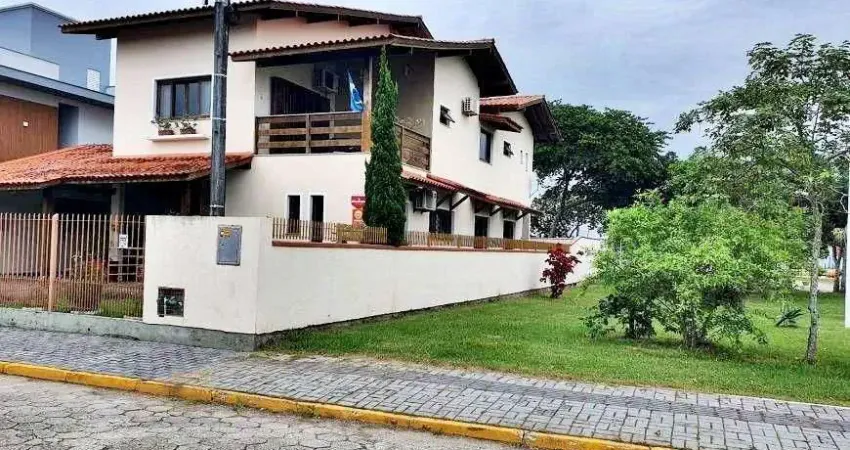 Casa à venda com 343m² i 5 dormitórios i 2 suítes i piscina - em carianos florianópolis