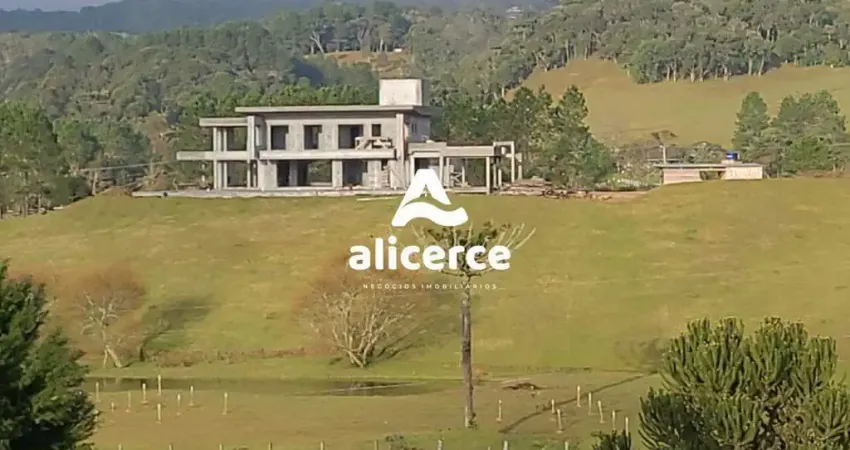 Chácara de Alto Padrão em Rancho Queimado (SC) – 4 suítes, lazer completo