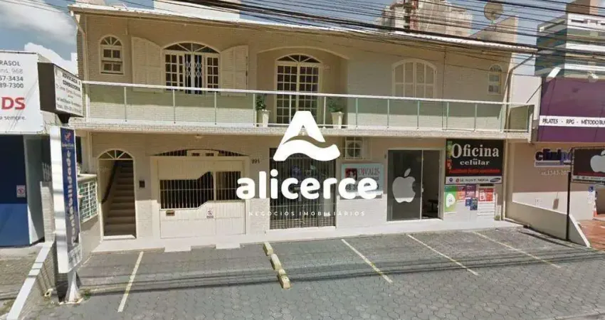 Casa dois pavimentos 3 suítes, 4 salas comerciais e 2 lojas
