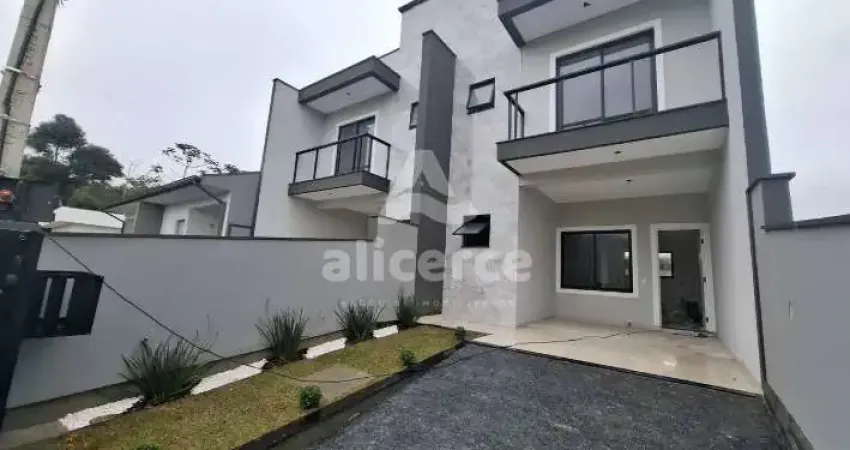 Sobrado com Sacada - 2 dormitórios, sendo 1 suíte, 2 vagas de garagem - em Forquilhas - São José