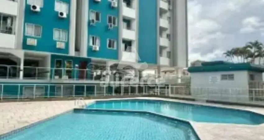 Apartamento semi mobiliado, 3 dorm. com suíte, andar alto e vista livre em Barreiros - São José - SC