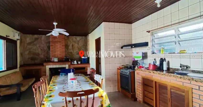 Casa ampla à venda em Balneário Pinhal! R$ 220.000